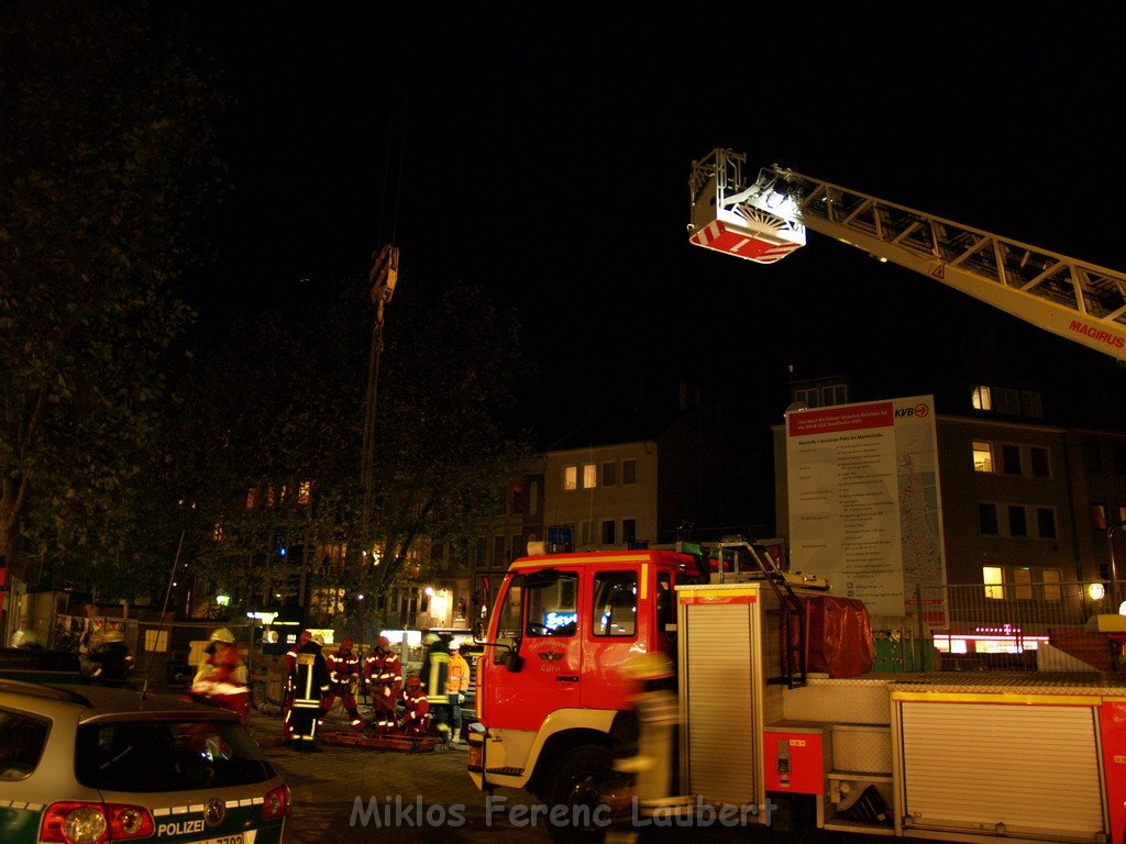 Einsatz BF Hoehenrettung Unfall in der Tiefe Person geborgen Koeln Chlodwigplatz   P44.JPG